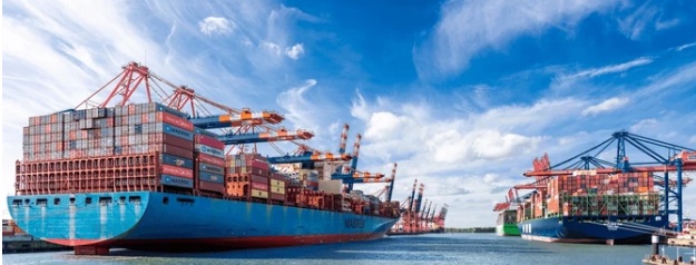 Buque portacontenedores y grúas en un puerto de carga internacional